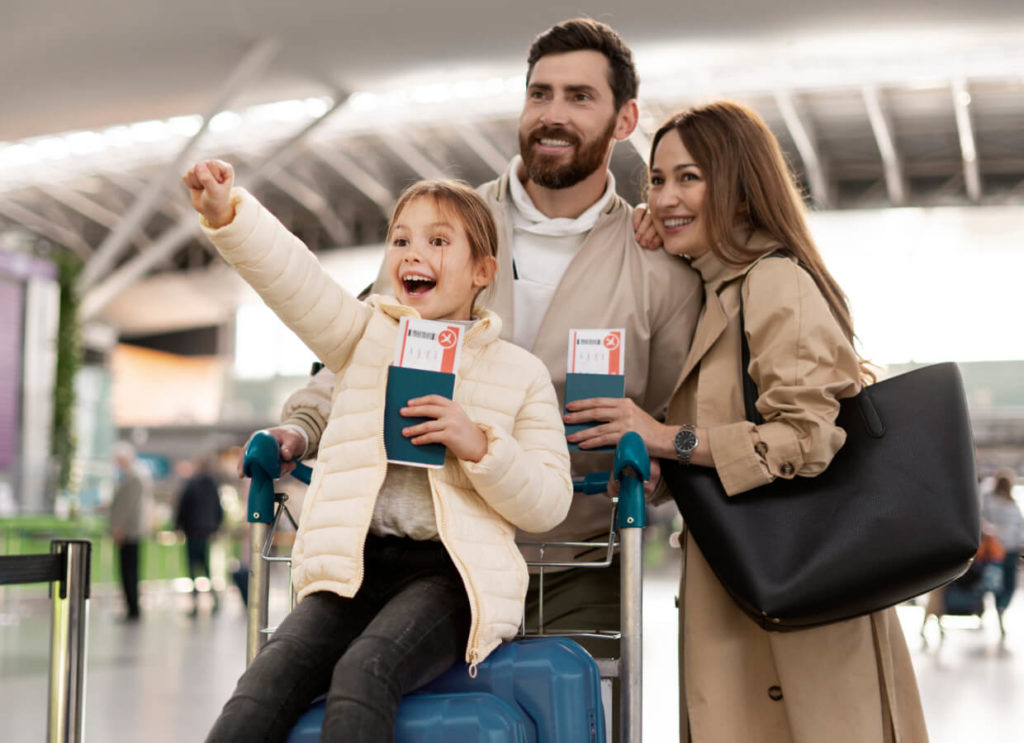 famiglia felice del tiro medio all aeroporto